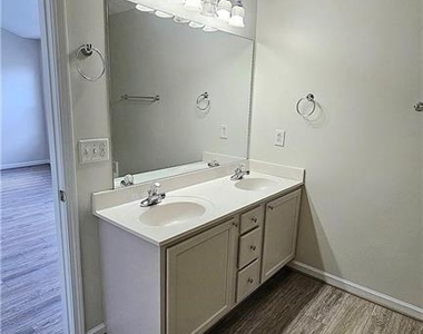 3060 Kentmere Drive - Photo Thumbnail 14