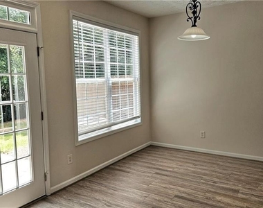 3060 Kentmere Drive - Photo Thumbnail 7