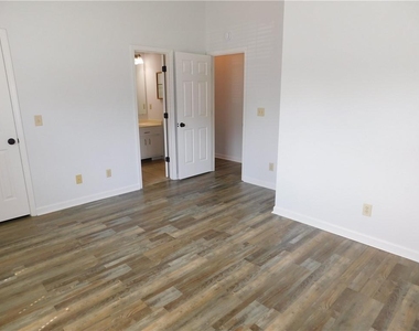 137 Riverside Circle - Photo Thumbnail 8