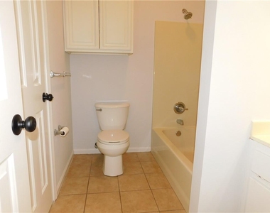 137 Riverside Circle - Photo Thumbnail 6