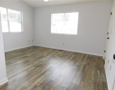 137 Riverside Circle - Photo Thumbnail 7