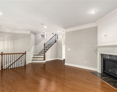 1035 E Paces Lane Ne - Photo Thumbnail 3