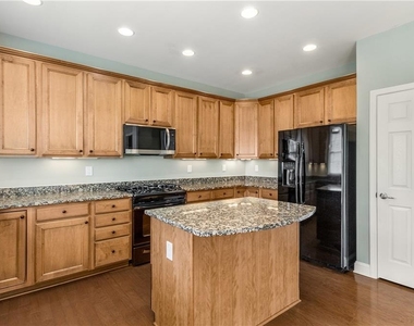 1035 E Paces Lane Ne - Photo Thumbnail 7