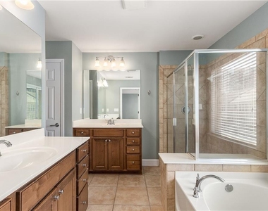 1035 E Paces Lane Ne - Photo Thumbnail 11