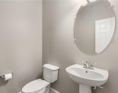 1035 E Paces Lane Ne - Photo Thumbnail 9