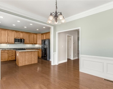 1035 E Paces Lane Ne - Photo Thumbnail 4