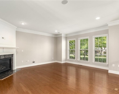 1035 E Paces Lane Ne - Photo Thumbnail 2