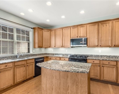 1035 E Paces Lane Ne - Photo Thumbnail 8