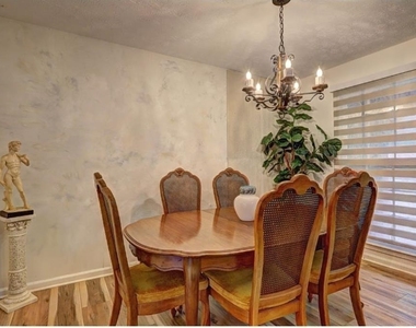 457 Castleaire Drive - Photo Thumbnail 7