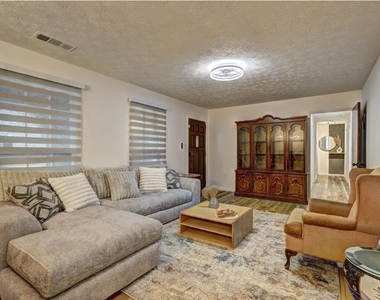 457 Castleaire Drive - Photo Thumbnail 8