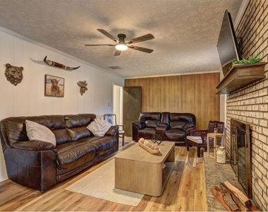457 Castleaire Drive - Photo Thumbnail 6