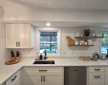 457 Castleaire Drive - Photo Thumbnail 5