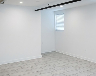 7311 S Oglesby Avenue - Photo Thumbnail 2