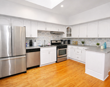 736 S Oakley Boulevard - Photo Thumbnail 4