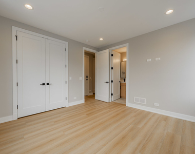6519 W Addison Street - Photo Thumbnail 11