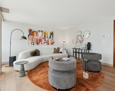 111 E Chestnut Street - Photo Thumbnail 22