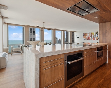 111 E Chestnut Street - Photo Thumbnail 11