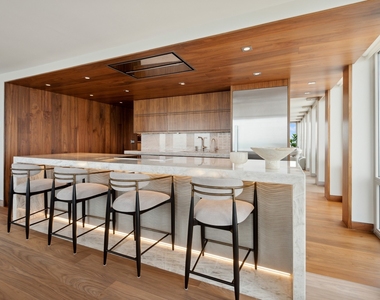 111 E Chestnut Street - Photo Thumbnail 8