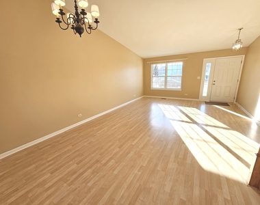 2315 N Meadows Lane - Photo Thumbnail 2