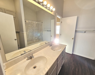 2315 N Meadows Lane - Photo Thumbnail 14