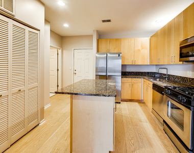 520 N Halsted Street - Photo Thumbnail 3