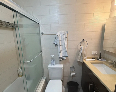1560 N Sandburg Terrace - Photo Thumbnail 9