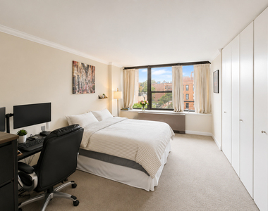 1560 N Sandburg Terrace - Photo Thumbnail 8