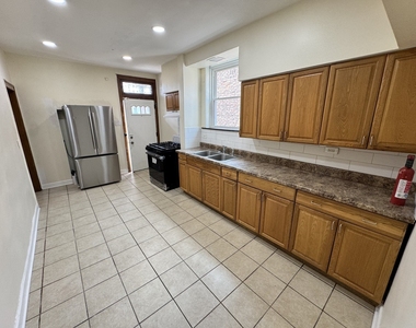 7634 S Phillips Avenue - Photo Thumbnail 7