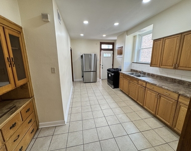 7634 S Phillips Avenue - Photo Thumbnail 6