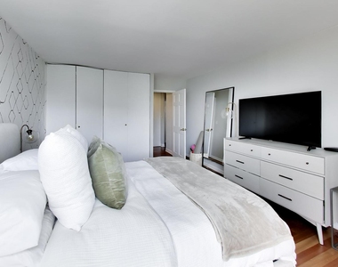 1460 N Sandburg Terrace - Photo Thumbnail 14