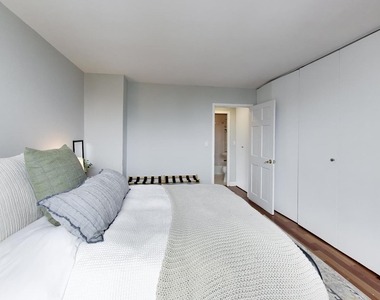 1460 N Sandburg Terrace - Photo Thumbnail 11