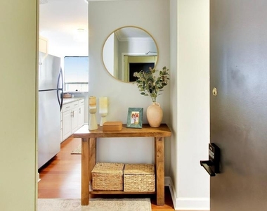 1460 N Sandburg Terrace - Photo Thumbnail 2