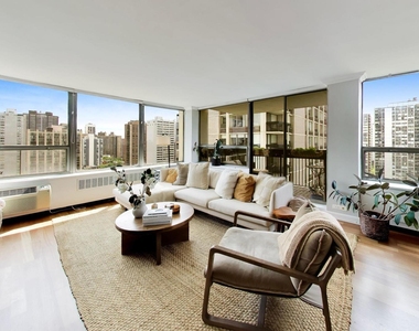 1460 N Sandburg Terrace - Photo Thumbnail 3