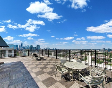 1460 N Sandburg Terrace - Photo Thumbnail 18