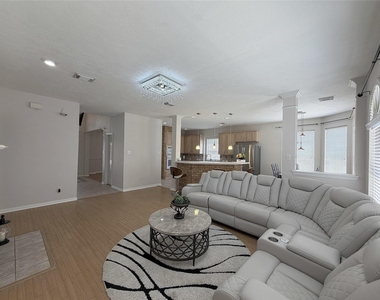 3822 Shady Harbor Drive - Photo Thumbnail 9