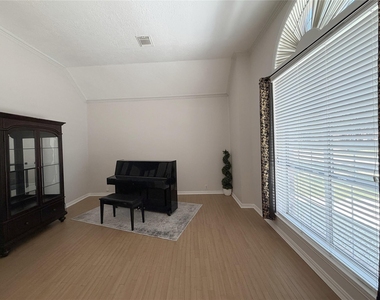 3822 Shady Harbor Drive - Photo Thumbnail 5