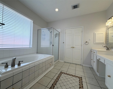 3822 Shady Harbor Drive - Photo Thumbnail 17