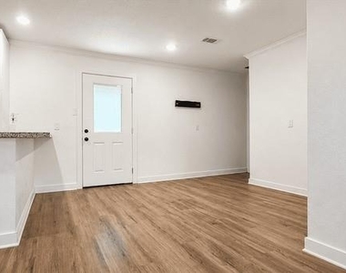 2102 Margaret Ave - Photo Thumbnail 8