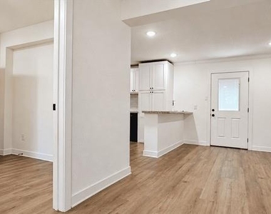 2102 Margaret Ave - Photo Thumbnail 4