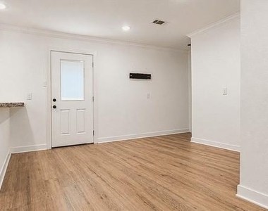 2102 Margaret Ave - Photo Thumbnail 5
