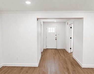 2102 Margaret Ave - Photo Thumbnail 16