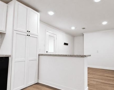 2102 Margaret Ave - Photo Thumbnail 3