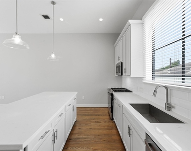 816 W 22nd Street - Photo Thumbnail 14