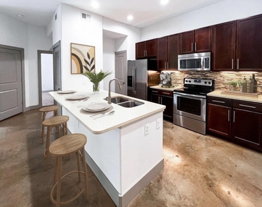 1616 W Dallas Street - Photo Thumbnail 5
