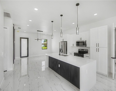 3123 69th Street W - Photo Thumbnail 6
