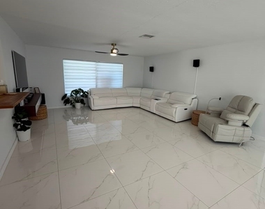 2267 Aldridge Avenue - Photo Thumbnail 8