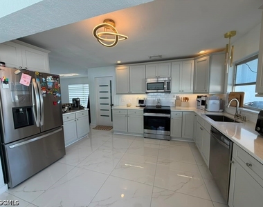 2267 Aldridge Avenue - Photo Thumbnail 21