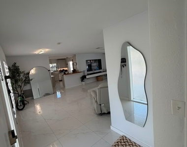 2267 Aldridge Avenue - Photo Thumbnail 3