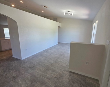 760 Lamar Street E - Photo Thumbnail 1