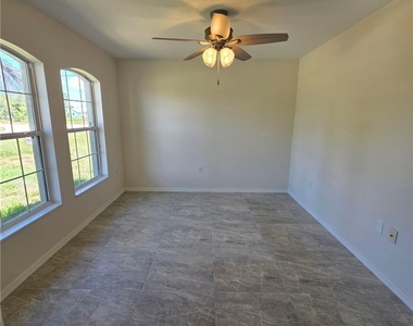 760 Lamar Street E - Photo Thumbnail 2